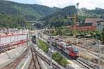 Einfahrt am Nachmittag des 30.06.2018 von ÖBB 4024 084-8 als REX (Brenner/Brennero - Innsbruck Hbf) in den Zielbahnhof, als dieser unterhalb der Bergisel Schanze an der Zfl.