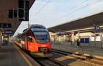 4024 050-9 wartet am 30.08.2019 in der spätsommerlichen Abendsonne im Linzer Hbf auf die Abfahrt als REX 5916 nach Passau Hbf.