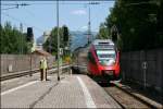 Nach der Kreuzung mit 4024 068 rollt der 4024 072 als RB5117 (R5117) von Rosenheim nach Innsbruck auf Gleis 3 des Bahnhofes Kiefersfelden ein. 