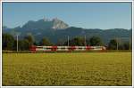 R 5254 von Saalfelden nach Jenbach, zwischen St.Johann in Tirol und Oberndorf in Tirol , aufgenommen im ersten Sonnenlicht des 16.7.2007.