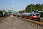 4024 130-8 wartet mit einem weiteren 4024 und einem Railjet auf Gleis 4 in Bregenz.