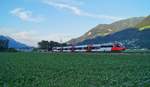 Während am 24.06.2020 die Berge rund um Schwaz noch in den letzten Sonnenstrahlen des Tages lagen, war die S-Bahn 5130 im bereits schattigen Tal auf dem Weg von Kufstein nach Zirl.