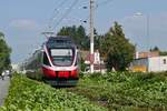 Bahn im Grünen - 4024 127-4 erreicht am 11.09.2020 als REX 5568 von Bludenz nach Lindau in Kürze den nächsten Halt, Lochau-Hörbranz.