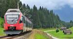 Am 06.09.2020 war ÖBB 4024 090-5 als REX Innsbruck - Garmisch-Partenkirchen unterwegs.
Auf einer Höhe von 960 Metern hat der Triebwagen gerade die Schmalenseehöhe passiert und rollt nun hinab nach Klais.
Mittenwaldbahn / Bahnstrecke 5504