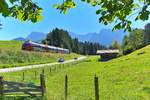 Welch ein Wetter! Da macht es richtig Spaß an die Strecke zu  pilgern .
ÖBB 4024 123-4 ist als REX Innsbruck - Garmisch-Partenkirchen unterwegs.
Nach Überquerung der Schmalenseehöhe geht es nun bergab in Richtung Bahnhof Klais.
Mittenwaldbahn - Strecke 5504 - 08.09.2020