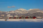 Vor der maleerischen winterlichen Bergkulisse Vorarlbergs fährt 4024 107-7 nach Dornbirn. Bei Sulz Röthis. 16.01.21