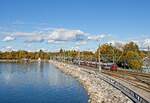 Eine Talent-Doppeltraktion fährt über den Bodenseedamm in den Bahnhof Lindau-Insel ein (22.10.2022)