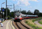 Regional-Express aus Wulkaprodersdorf nach Wien Hbf fährt in Parndorf Ort vom Schatten ins Sonnenlicht.