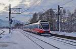 Mit Fahrplanwechsel am kommenden Sonntag heißt es Abschied nehmen von der Bahnhaltestelle Langkampfen an der Unterinntalbahn. Diese soll dauerhaft geschlossen werden, da die Fahrgastzahlen zu gering seien und der Halt in Schaftenau ebenso auf Langkampfener Gemeindegebiet liege. Fraglich bleibt, ob die in letzter Zeit doch recht zahlreich durchgeführten Haltestellenschließungen in Zeiten des gesellschaftlichen Dauerthemas Klimaschutz sinnvoll sind beziehungsweise welches Signal dadurch ausgesendet wird. Am 04.12.2023 hielt der 4024 062-3 als S 5120 (Kufstein - Telfs-Pfaffenhofen) als eine der letzten S-Bahnen überhaupt in der besagten Haltestelle und konnte bei der Ausfahrt Richtung Wörgl im Spätnachmittagslicht festgehalten werden.