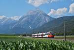 Vor dem beeindruckenden Panorama der Hohen Munde ließ die von Ötztal kommende S 5163 in Form des ÖBB-Talents 4024 026-9 am 30.07.2020 die Maisfelder von Flaurling hinter sich.