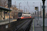 Auf Bahnfoto-Tour durch Wien - eine Chronologie (Mi. 05. Feb. 08:32)

Auf Gleis 3 im Bahnhof Wien-Heiligenstadt hat hier Einfahrt ein Talent der Baureihe 4024 auf der S45 (Vorortelinie) nach Hütteldorf. Die Talent-Züge haben eine schnittigere Form, als die die Nachfolger Desiro Ml im Wiener S-Bahnnetz. Mit zur Eleganz der Baureihe 4024 trägt die Farbgebung bei. Die Linie orange/weiß liegt hier im Bereich des Goldenen Schnittes, beim Desiro ML eher mittig. Den Goldenen Schnitt nimmt man eher unbewusst als schön wahr.

05.02.2025 (M)
