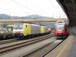 E 189 931 und eine Schwesterlok warten auf die berholung des Nahverkehrs am 6.10.07 in Kufstein