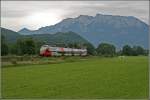 Vor dem schnen Kaisergebirge fhrt die RB 5111 von Rosenheim nach Innsbruck.