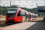 4024 084 wartet als R 5110, von Innsbruck Hbf nach Rosenheim, in Kundl auf Fahrgste.