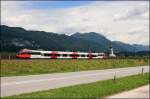 Ein 4024er ist bei Rattenberg-Kramsach als R 5113 auf dem Weg nach Telfs-Pfaffenhofen.