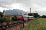 Der Innsbrucker 4024 066 flchtet als RB 5118, von Telfs-Pfaffenhofen nach Rosenheim, vor dem Regen....