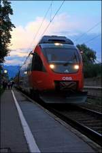 Der Innsbrucker 4024 074 hat um 21:10 Uhr als RB 5133 den Bahnhof Kiefersfelden erreicht.