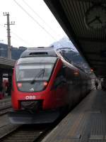 BB 4024r wartet vor einem roten Ausfahrsignal als Regionalzug Hollywood Megaplexx Kino auf den aus Wien West verspteten BB EC  Kufstein- Die Perle Tirols  in Innsbruck Hbf.