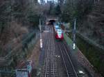 Ein S-Bahnzug fhrt auf der Wiener Vorortelinie durch den Trkenschanzpark.