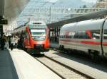 Zug der S-Bahn Vorarlberg nach Bludenz am 17.06.09 in Feldkirch.Rechts,Einfahrt eines ICE Richtung Bregenz.