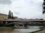 Der Donaukanal wird von einer S-Bahn zwischen Wien Mitte und Wien Praterstern berquert.