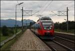 Ein 4024er erreicht als Regionalzug auf dem Weg nach Rosenheim den Haltepunkt Langkampfen im Inntal.