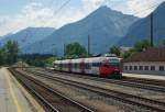 Der Bahnhof Brixlegg bietet ein, fr einen im landschaftlich recht langweiligen Nordhessen lebenden Fuzzi, sehr schnes Panorama! Hier fhrt 4024 072-3 gerade in Richtung Sden weiter.