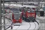 RE5567 nach Bludenz verlsst Lindau Hbf und nebenan warten 218 487-7 und 218 495-0 mit IC118 nach Mnster/Westf.