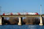 Eine BB Triebwagengarnitur der BR 4024 quert am 8.12.2005 im Bereich Stadlau die Donau