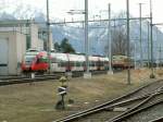 Triebzug der Reihe 4024  Talent auf dem Abstellgleis im Schweizer Grenzbahnhof Buchs/SG.Rechts daneben ein Montafoner Triebwagen.
(Pendel Buchs-Feldkirch)10.03.06