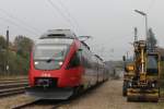 4024 129 am Schnellbahnumlauf 20114/20117 aufgrund von Bauarbeiten auf der Strecke nicht wie blich bis Rekawinkel (Rw) sonder nur bis Tullnerbach-Pressbaum. Aufgrund des R 2019 musste die Ganitur platzmachen und wurde vorrbergehend auf dem Abstellgleis im Bahnhof hinterstellt. Fotographierwrdig fand ich das Bild nur wegen dem Interessanten Zugziel; am 23.10.2011