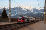 Angeleuchtet von den letzten Sonnenstrahlen am 17.03.2010 durchfhrt 4024 077 den Bf Fritzens-Wattens.