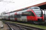 4024 054-1 wartet im Bahnhof Tulln auf die Abfahrt nach St.Plten.