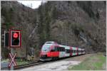 4024 052 passiert als R 3605 (Linz Hbf-Weienbach-St.Gallen) den Wasserfall in Schnau an der Enns.