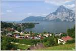 Am mchtigen Traunstein vorbei, fhrt 4024 050  Zukunft auf Schiene  von Linz durch das Salzkammergut nach Obertraun-Koppenbrllerhhle.