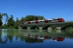 Eine Talente mal wieder sehr fotogen :  Hier fhrt BB 4024 020-2 von Freilassing in Richtung Salzburg und spiegelt sich in der Saalach als die Ente die Saalach Brcke bei Freilassing am 16.06.12