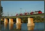 Triebwagen der Reihe 4024 berquert am 2.9.2006 im Bereich Wien Lobau die Donau.