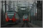 Ententreffen auf der Donaubrcke in der Wiener Lobau. Zwei Triebwagen der Reihe 4024 beim Aufeinandertreffen auf der Brcke am 9.12.2006.