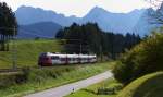 Über die Grenze kommen die Talent Triebwagen der ÖBB Baureihe 4024. Die Relation Innsbruck - Garmisch-Partenkirchen hat der Triebwagen fast zurück gelegt. Gleich wird vorher noch im Bahnhof Klais gehalten. Hier kommt der REX (in Österreich) gerade die Schmalenseehöhe hinunter. Wir waren mit dem ÖBB Talent nach Innsbruck gefahren und mit dem DB Talent nach München. Die Werdenfels Hamsterbäckchen sind wesentlich besser gepolstert als die ÖBB Triebwagen im Tirol Takt. Bahnstrecke 5504 München Hbf. - Mittenwald Grenze an der St2542 am 07.10.2014