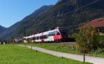 Tolles Herbstwetter an der Mittenwaldbahn...... dies hatten wir während unseres letzten Urlaubs Anfang Oktober 2014. Einen Tag zuvor waren wir noch mit ihm nach Innsbruck unterwegs. ÖBB Talent 4024 075-6 ist als REX Innsbruck - Garmisch-Partenkirchen unterwegs. Der Triebwagen hat gerade das Einfahrsignal und die Ortsgrenze von Mittenwald erreicht und wird gleich im Bahnhof Mittenwald halten. 
09.10.2014 Riedboden Mittenwald - Bahnstrecke 5504 München - Mittenwald Grenze