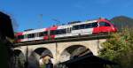 Immer Zeit für ein Eisenbahnfoto - Obwohl wir schon gute 10 Kilometer in den Beinen hatten und auf dem Rückweg vom Lautersee waren, wurde ich beim Geräusch des herannahenden ÖBB Talent nervös und die Kamera ging automatisch in Stellung. 4024 075-6 aus Garmisch-Partenkirchen nach Innsbruck Hbf. hat gerade den Ortsrand von Mittenwald erreicht und wird in einigen hundert Metern im Bahnhof halten. 09.10.2014 - Bahnstrecke 5504 München - Mittenwald Grenze