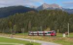 Über die Grenze kommen die Talent Triebwagen der ÖBB Baureihe 4024. Die Relation Innsbruck - Garmisch-Partenkirchen hat der Triebwagen fast zurück gelegt. Gleich wird vorher noch im Bahnhof Klais gehalten. Hier kommt der REX (in Österreich) gerade die Schmalenseehöhe hinunter. Bahnstrecke 5504 München Hbf. - Mittenwald Grenze an der St2542 Am Quicken. 07.10.2014 