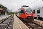 4024 097-0 als S1 4209 (Friesach - Lienz), am 13.5.2016 beim Halt in Dölsach.