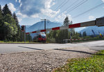 Jetzt heißt es warten... Ein 4024 auf der Fahrt nach Lienz, nähert sich dem Bahnübergang.
Aufgenommen am 12.9.2016, bei der Haltestelle Berg im Drautal.