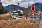 4024 097-0 fährt als S1 4233 (Friesach - Lienz) kurz vor der Haltestelle Berg im Drautal vorüber.