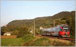 4024 100 fhrt als R 2176 bei Altenberg Richtung Sigmundsherberg. (Links im Hintergrund die Burg Greifenstein) 25.09.11