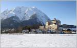 Am 30. Januar 2012 war der  S-Bahn Steiermark-Talent  4024 120 auf der Ennstalstrecke eingeteilt. Die Aufnahme zeigt ihn vor dem imposanten Schloss Trautenfels als R 4481 von Schladming nach St. Michael. 