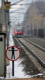  Halt, denn da kommt die S-Bahn! ...4024 067-3 als S1 in Rum.(13.2.2013)