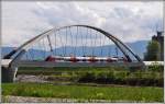 Im Sommer 2013 wurden zwischen St.Margrethen und Lustenau drei neue Brücken in Betrieb genommen. 1. die Bogenbrücke über die Autobahn N13 2. die Brücke über den Binnenkanal 3. die grosse Bogenbrücke mit den beiden Vorlandbrücken über den Rhein. Der Streckenverlauf ist einspurig. S3 5757 mit 4024 004-6 überquert die Grenze Österreich /Schweiz auf der grossen Bogenbrücke über dem Rhein. (22.04.2014)