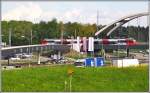 Im Sommer 2013 wurden zwischen St.Margrethen und Lustenau drei neue Brücken in Betrieb genommen. 1. die Bogenbrücke über die Autobahn N13 2. die Brücke über den Binnenkanal 3. die grosse Bogenbrücke mit den beiden Vorlandbrücken über den Rhein. Der Streckenverlauf ist einspurig. RE5755 mit einem Triebzug der BR 4024 aus Bregenz überquerte soeben die N13. (22.04.2014)
